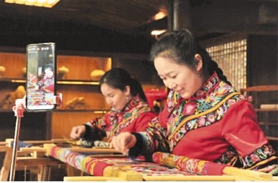 重庆“酉州苗绣”非遗传承人直播展示苗绣技艺。