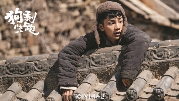 《狗剩快跑》：审慎地守住“笑剧”规模