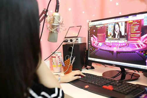 《花前一人食》：网络狂欢背后的一声叹息