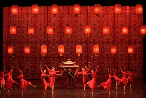 芭蕾舞剧《大红灯笼高高挂》：幽庭夜下“一盏红”