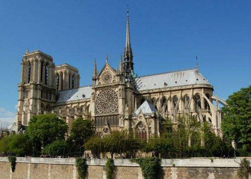 《巴黎圣母院》：悲情城市中的人性光辉