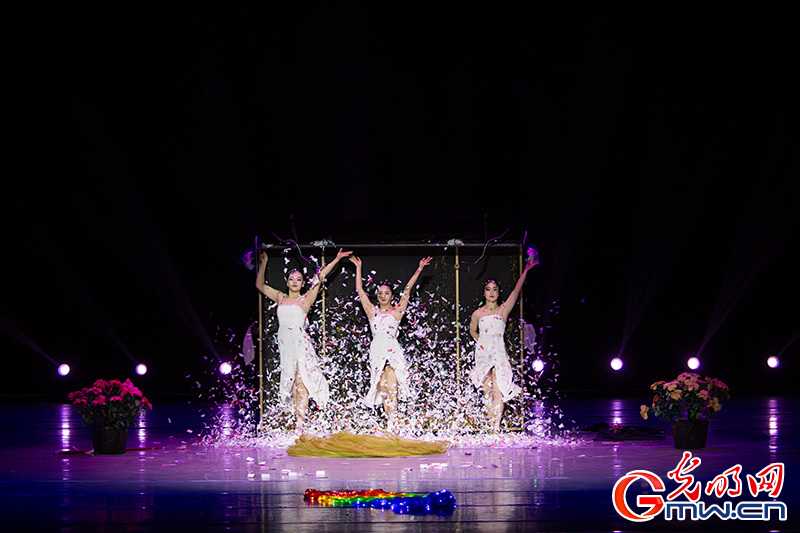 “艺苑撷英”杂技专场在民族剧院上演