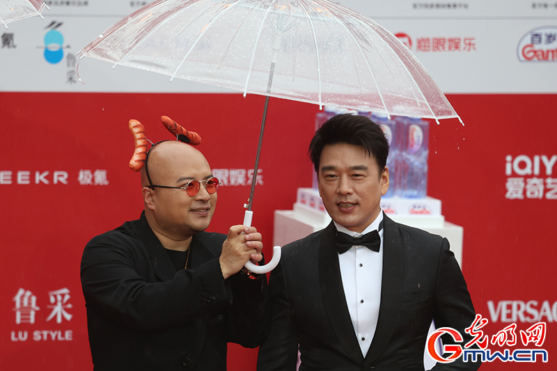 第十五届北京国际电影节开幕红毯仪式雨中举行