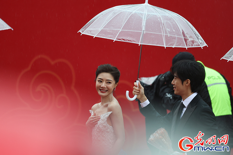 第十五届北京国际电影节开幕红毯仪式雨中举行