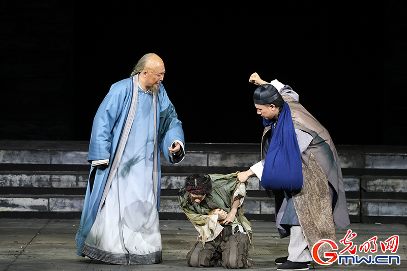 廉政题材话剧《于成龙》在北京保利剧院演出