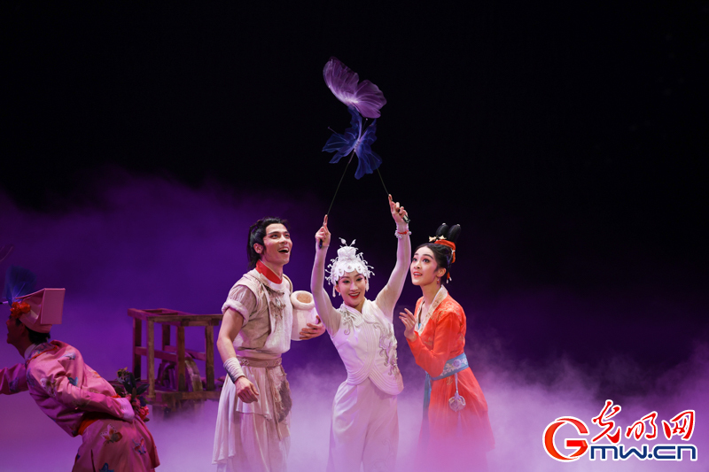 民族舞剧《孩儿枕·家和兴》在北京上演