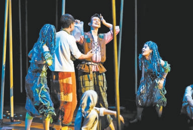 《仲夏夜之梦》：70根木棍演绎莎翁经典