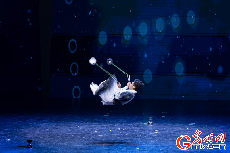 “艺苑撷英——2025年全国优秀青年艺术人才展演”杂技专场在二七剧场上演 “艺苑撷英——2025年全国优秀青年艺术人才展演”杂技专场在二七剧场上演