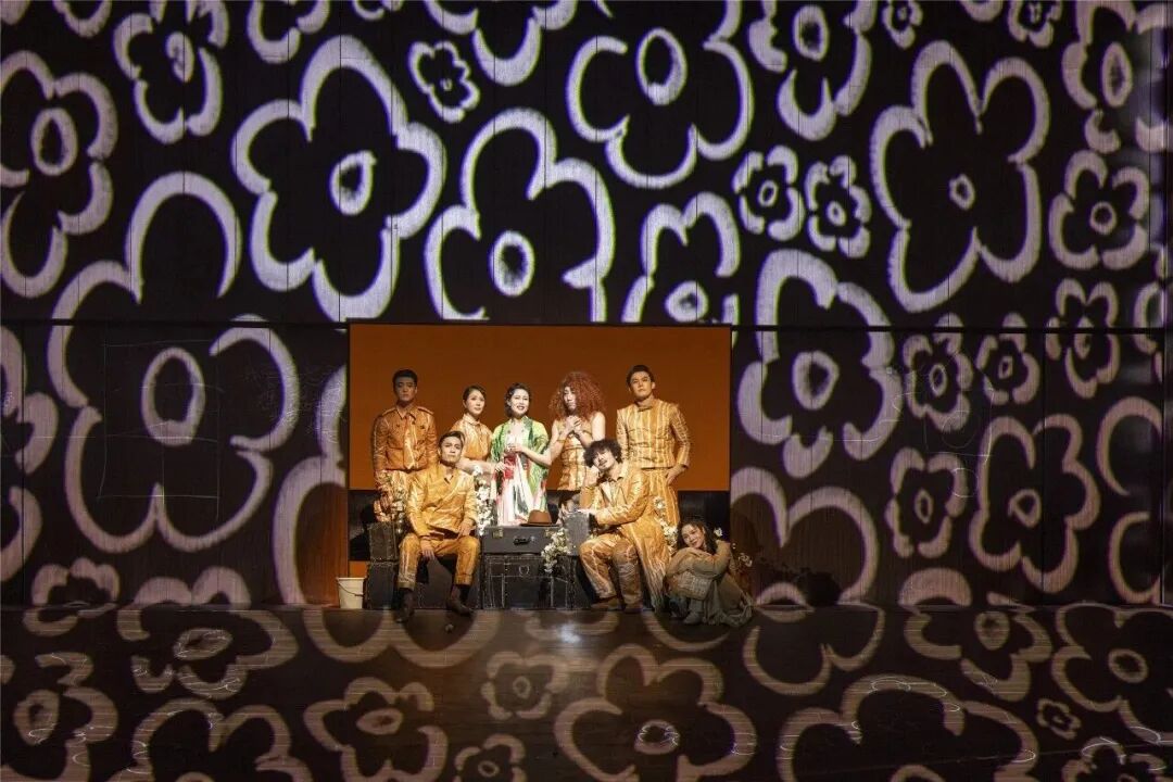 粉笔画里的《樱桃园》:一场情感退场的舞台游戏