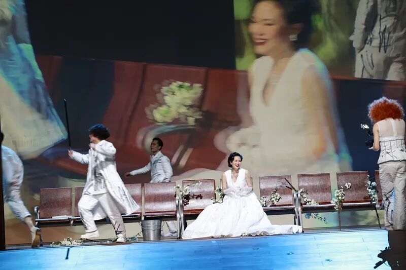 粉笔画里的《樱桃园》:一场情感退场的舞台游戏