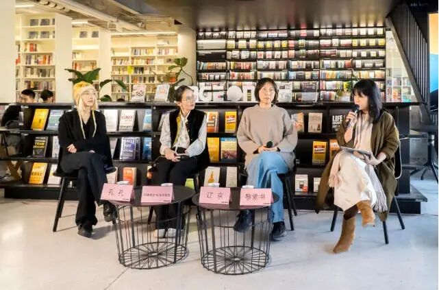 专业批评应融入“新大众批评”——兼谈文学批评如何赢得尊重？