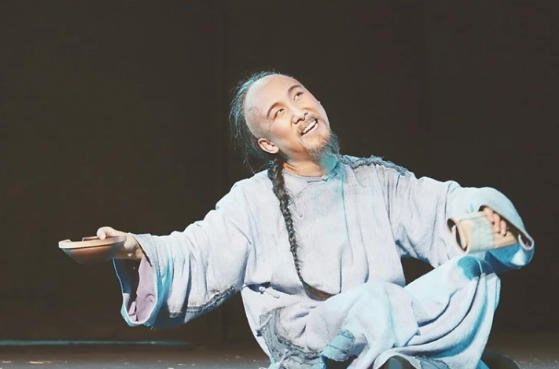 戏里长衫戏外魂——马丁在《孔乙己》中的艺术突破