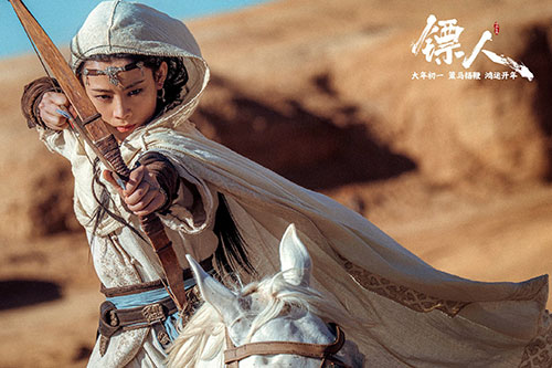 《镖人：风起大漠》：武侠片的传统坚守与时代困境