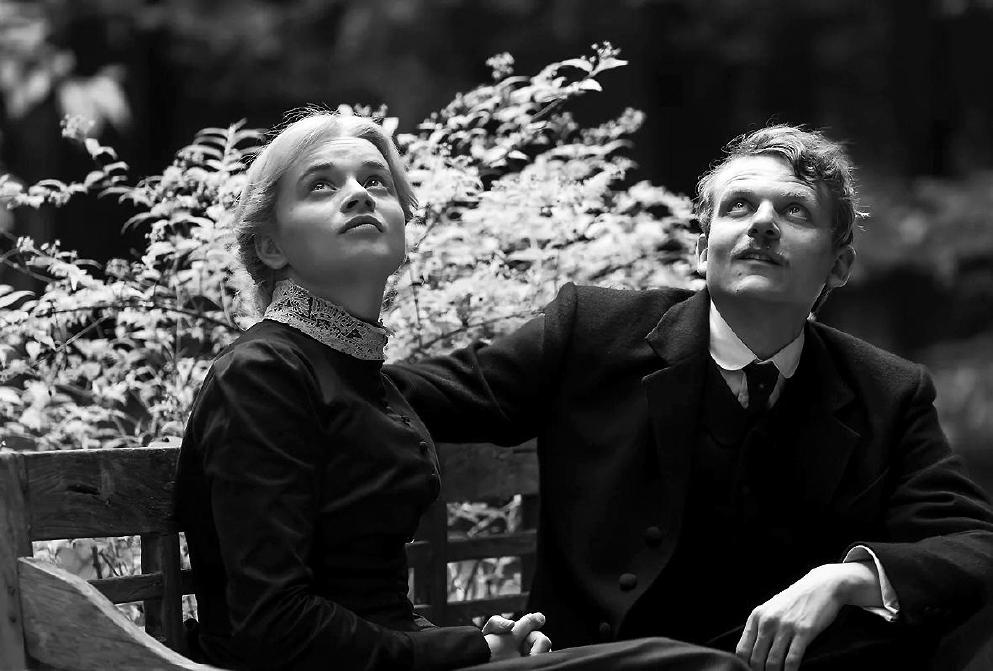 一边创新一边守旧——《寂静的朋友》的美与罪