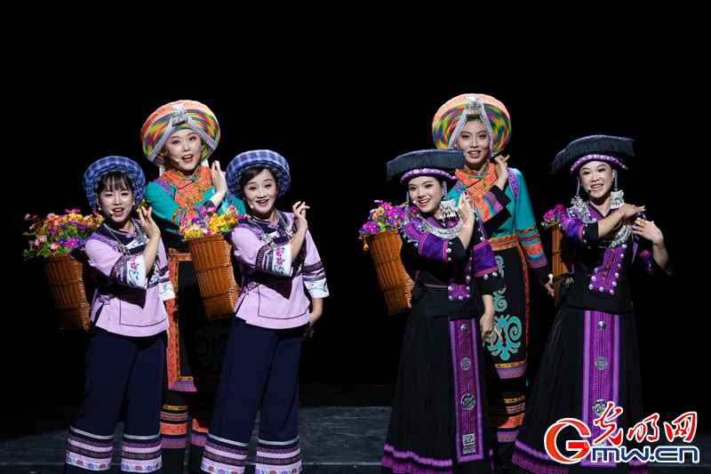 民族歌舞剧《锦·蓝》在京上演,百余“素人演员”唱响时代赞歌 民族歌舞剧《锦·蓝》在京上演,百余“素人演员”唱响时代赞歌