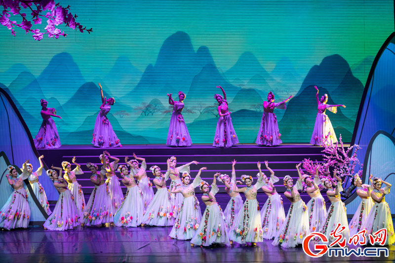 民族歌舞剧《锦·蓝》在京上演,百余“素人演员”唱响时代赞歌 民族歌舞剧《锦·蓝》在京上演,百余“素人演员”唱响时代赞歌