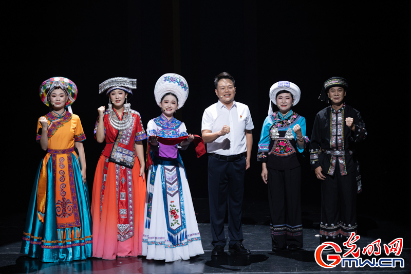 民族歌舞剧《锦·蓝》在京上演,百余“素人演员”唱响时代赞歌 民族歌舞剧《锦·蓝》在京上演,百余“素人演员”唱响时代赞歌