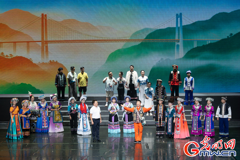 民族歌舞剧《锦·蓝》在京上演,百余“素人演员”唱响时代赞歌 民族歌舞剧《锦·蓝》在京上演,百余“素人演员”唱响时代赞歌
