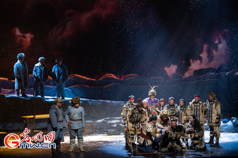 话剧《永不落幕的伊玛堪》在京上演，讲述赫哲族抗战史诗