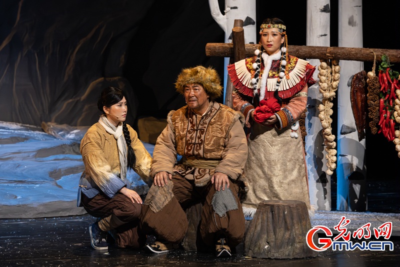 话剧《永不落幕的伊玛堪》在京上演，讲述赫哲族抗战史诗