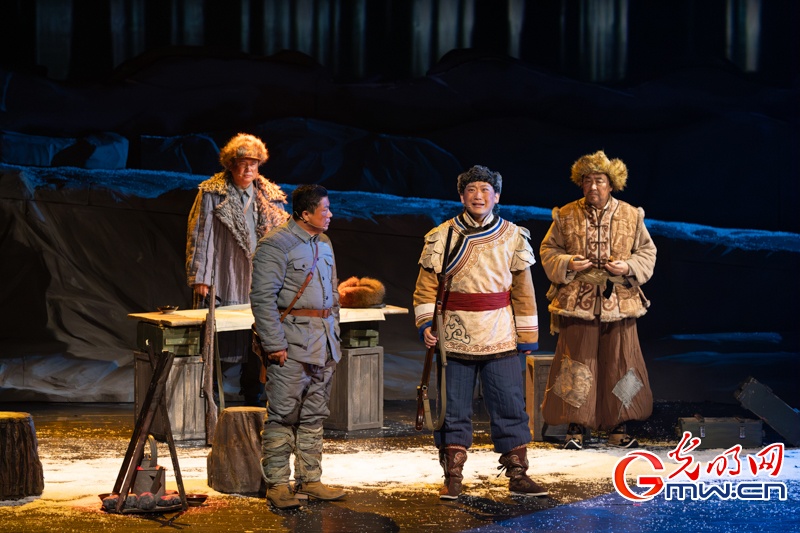 话剧《永不落幕的伊玛堪》在京上演，讲述赫哲族抗战史诗