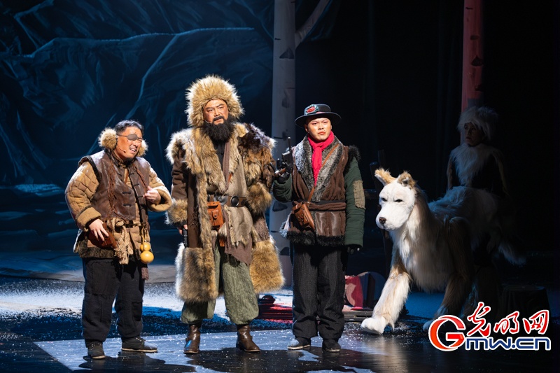 话剧《永不落幕的伊玛堪》在京上演，讲述赫哲族抗战史诗