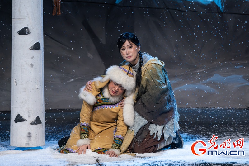 话剧《永不落幕的伊玛堪》在京上演，讲述赫哲族抗战史诗