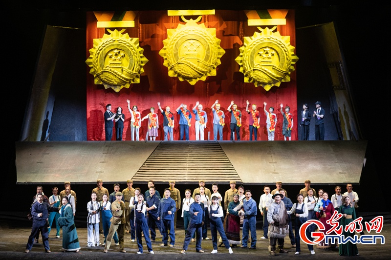 歌剧《青春铸剑221》在京上演,弘扬“两弹一星”精神 歌剧《青春铸剑221》在京上演,弘扬“两弹一星”精神
