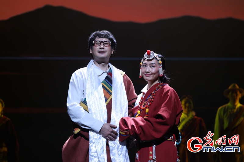 话剧《青青的阿万仓》在京上演,再现“草原曼巴”五十六载医者初心 话剧《青青的阿万仓》在京上演,再现“草原曼巴”五十六载医者初心