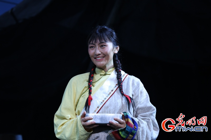 话剧《青青的阿万仓》在京上演,再现“草原曼巴”五十六载医者初心 话剧《青青的阿万仓》在京上演,再现“草原曼巴”五十六载医者初心