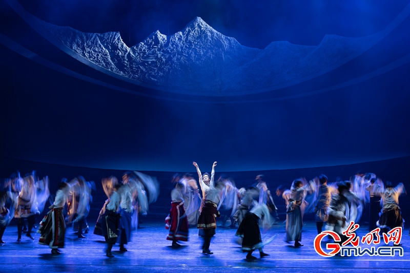 舞剧《雪山大地》在京上演,诠释各民族守望相助的深厚情谊 舞剧《雪山大地》在京上演,诠释各民族守望相助的深厚情谊