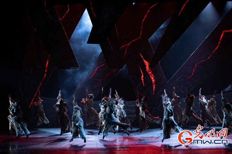 舞剧《雪山大地》在京上演,诠释各民族守望相助的深厚情谊 舞剧《雪山大地》在京上演,诠释各民族守望相助的深厚情谊
