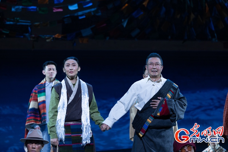 话剧《青青的阿万仓》在京上演,再现“草原曼巴”五十六载医者初心 话剧《青青的阿万仓》在京上演,再现“草原曼巴”五十六载医者初心
