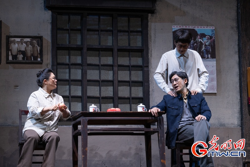 话剧《青青的阿万仓》在京上演,再现“草原曼巴”五十六载医者初心 话剧《青青的阿万仓》在京上演,再现“草原曼巴”五十六载医者初心