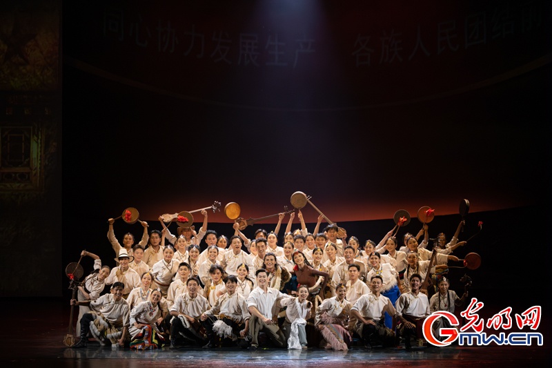 舞剧《雪山大地》在京上演,诠释各民族守望相助的深厚情谊 舞剧《雪山大地》在京上演,诠释各民族守望相助的深厚情谊