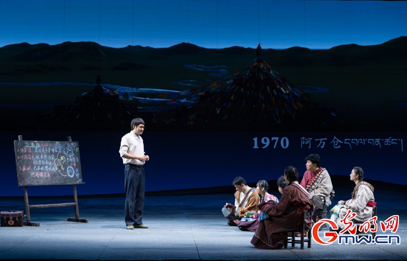 话剧《青青的阿万仓》在京上演,再现“草原曼巴”五十六载医者初心 话剧《青青的阿万仓》在京上演,再现“草原曼巴”五十六载医者初心