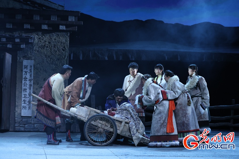 话剧《青青的阿万仓》在京上演,再现“草原曼巴”五十六载医者初心 话剧《青青的阿万仓》在京上演,再现“草原曼巴”五十六载医者初心