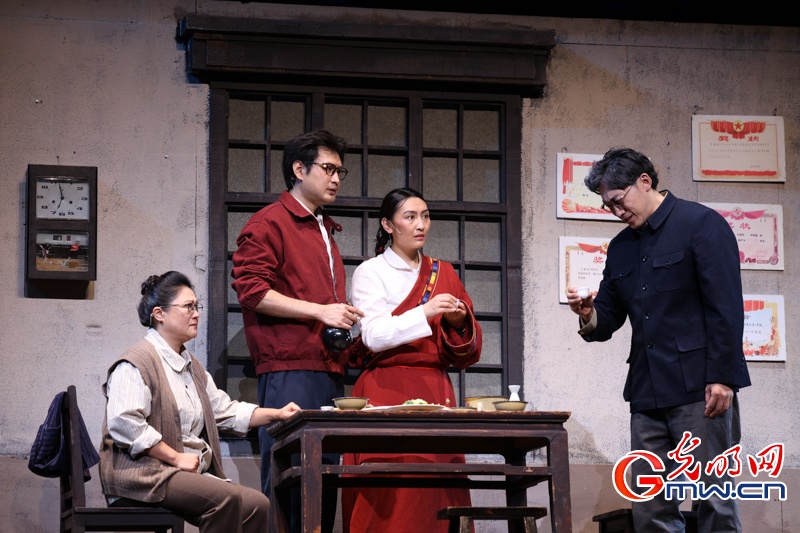 话剧《青青的阿万仓》在京上演,再现“草原曼巴”五十六载医者初心 话剧《青青的阿万仓》在京上演,再现“草原曼巴”五十六载医者初心