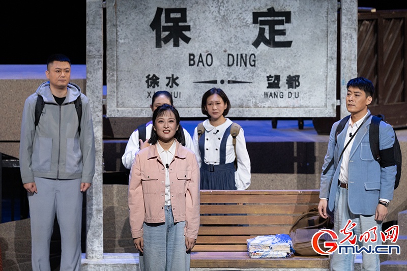 话剧《大漠日记》在京上演,演绎西部支教群体奉献之歌 话剧《大漠日记》在京上演,演绎西部支教群体奉献之歌