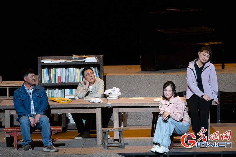 话剧《大漠日记》在京上演,演绎西部支教群体奉献之歌 话剧《大漠日记》在京上演,演绎西部支教群体奉献之歌