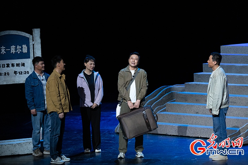 话剧《大漠日记》在京上演,演绎西部支教群体奉献之歌 话剧《大漠日记》在京上演,演绎西部支教群体奉献之歌