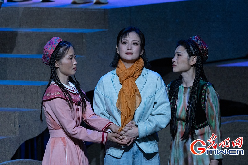 话剧《大漠日记》在京上演,演绎西部支教群体奉献之歌 话剧《大漠日记》在京上演,演绎西部支教群体奉献之歌