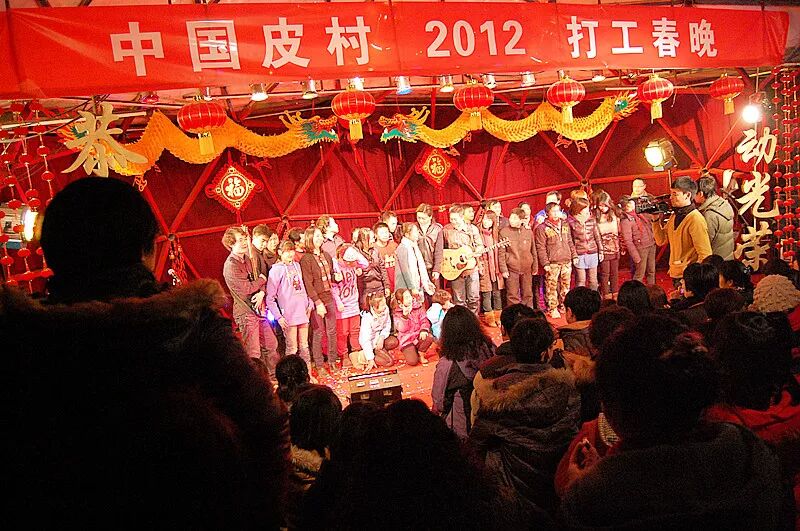 “人人都是创作者”的欢呼,不妨先收着点——人民经验如何进入新大众文艺?
