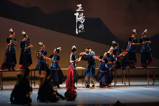 精致的空壳:当“抽象”成为一种舞台症候