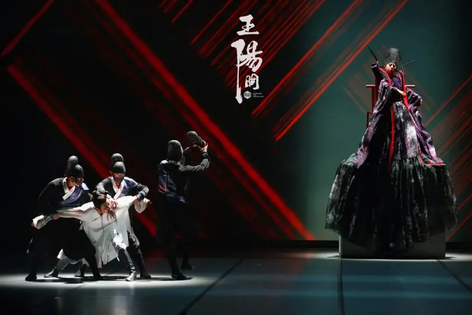 精致的空壳:当“抽象”成为一种舞台症候